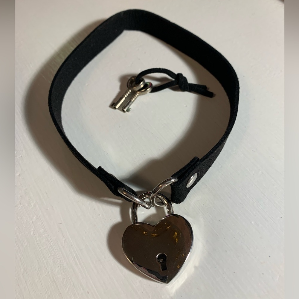 Heart lock choker